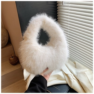 Détail d'un sac à main en fausse fourrure blanche avec une texture douce et élégante