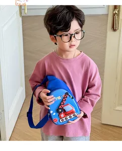 Détail du sac bandoulière bleu pour enfant avec motif de grue 3D et sangle réglable