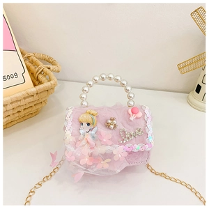 Détail du sac de princesse rose avec poignée en perles, dentelle et breloque Cendrillon