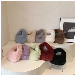 Collection de sacs à main en peluche colorés en dix tons doux sur un support d'affichage