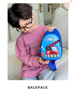 Détail du sac bandoulière bleu pour enfants avec motif grue 3D et sangle réglable