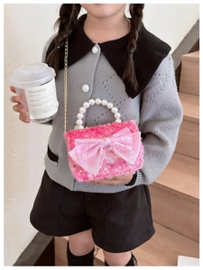 Détail du sac en peluche rose pour filles avec poignée en perles et nœud en tulle