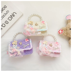 Détail de sacs à main princesse avec fleurs en résille, poignées et breloques en perles