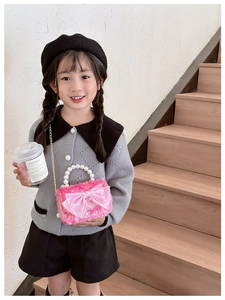 Mini sac à bandoulière rose en peluche avec grand nœud en satin et poignée en perles