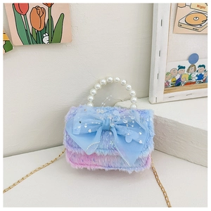 Détail du sac en peluche dégradé avec grand nœud en tulle et anse en perles