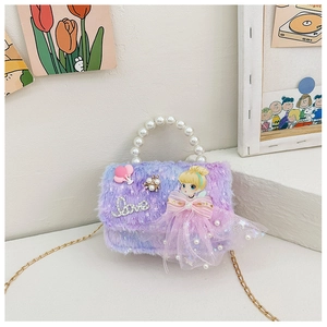 Détail du sac peluche pour fille avec poignée perle, fausse fourrure et décor princesse