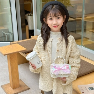 Cardigan tricoté beige pour fille et petit sac à bandoulière avec perles et nœud rose