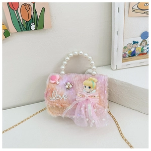Détails d'un sac en peluche rose pour fille avec poignée en perles et motif princesse