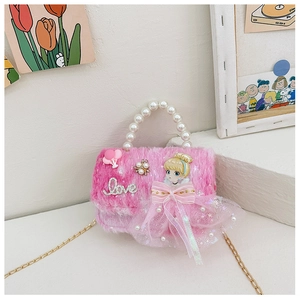 Détail du sac en peluche rose pour enfants avec anse en perles et sangle en métal doré
