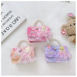 Détail de mini sacs en peluche avec poignées en perles et décor robe de princesse
