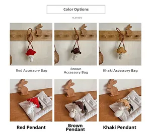 Détail de pendentifs champignon au crochet faits main et mini sacs en couleurs chaudes