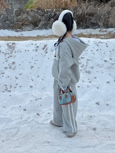 Details des grauen Kinder-Fleece-Trainingsanzugs mit weißen Streifen für den Winter