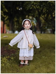 Détail de l'ensemble fille vintage en coton avec chemise à volants et jupe brodée de fleurs