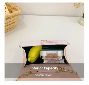 Capacité interne du mini sac à rabat rose montrant l'espace pour écouteurs et maquillage