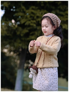 Détail d'un sac bandoulière champignon au crochet pour enfants avec cardigan vintage