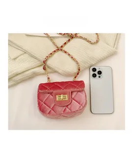 Détail de mini sac en velours rose matelassé avec texture et fermoir rotatif doré