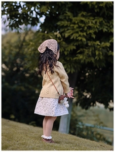 Détail du sac champignon au crochet avec pull en maille vintage et jupe à dentelle