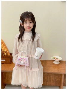Détails de broderie sur sac papillon rose pour filles avec perles et chaîne dorée