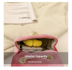 Capacité interne du sac en velours rose montrant l'espace pour petits objets