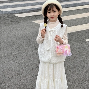 Sac à main rose peluche enfant avec anse en perles et poupée princesse sur modèle