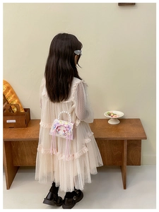 Détail de la broderie florale rose et sequins avec poignée en perles et nœud soyeux