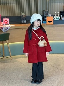 Klassischer roter Kinderwollmantel mit Duffle-Knebelknöpfen und symmetrischen Taschen