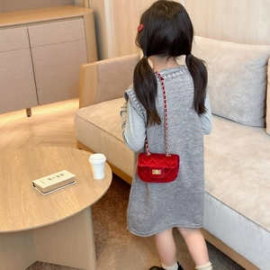 Mini sac bandoulière rouge en velours pour fille avec chaîne dorée et matelassage