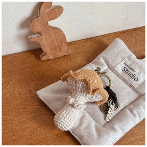 Gros plan du porte-clés champignon au crochet avec fermoir en métal bronze vintage