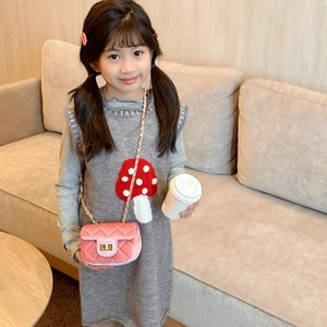 Mini sac à bandoulière rose en velours pour filles avec chaîne dorée et fini matelassé