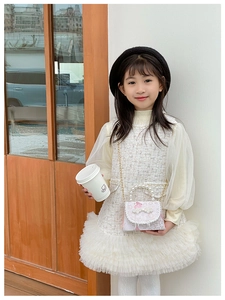 Sac rose à fleurs pour fille avec poignée perle et ruban sur un enfant mannequin