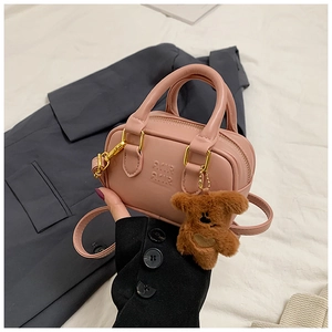 Rosa Mini-Bowlingtasche für Kinder mit Teddy-Anhänger und AMR-Prägung im Detail