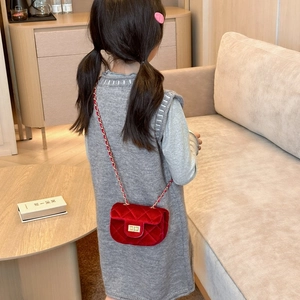 Sac à bandoulière en velours rouge pour fille avec chaîne dorée et fermoir métallique
