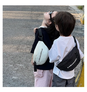 Sac de poitrine pour enfants avec imprimés de lettres et bretelles réglables en extérieur