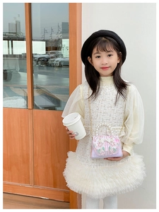Détail du sac fille violet avec broderie florale et anse en perles élégantes