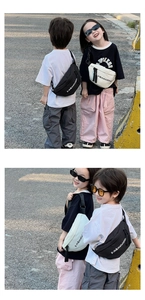Sac de poitrine réglable pour enfants en noir et blanc cassé avec logo de marque