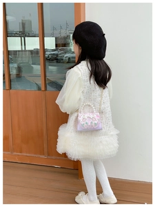 Détail du sac à main rose brodé pour filles avec poignée en perles et bandoulière chaîne