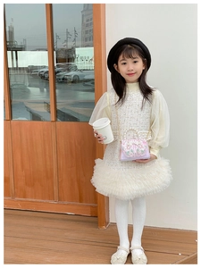 Fillette en robe en tweed et tulle avec sac à main perlé à nœud et bandoulière chaîne