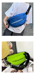 Vue détaillée des sacs de poitrine en nylon avec bandoulières réglables en bleu et vert