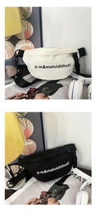 Vue détaillée de sacs de poitrine pour enfants avec imprimé lettres et chaînes décoratives