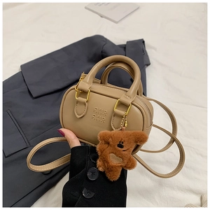Mini-Beige-Bowlingtasche für Kinder mit Tragegriffen und süßem Plüschbär-Anhänger