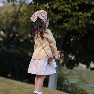 Joli sac bandoulière champignon au crochet pour enfant avec pull en maille assorti