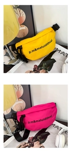 Gros plan de sacs de poitrine en nylon aux couleurs vives avec imprimé lettres