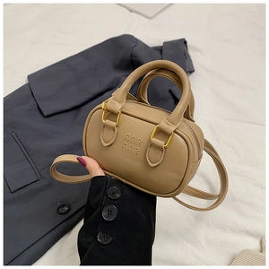 Detailansicht der Mini-Handtasche in Khaki mit AMIR-Prägung und goldenem Reißverschluss