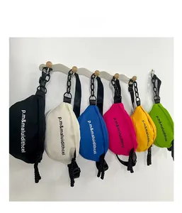 Détail de sacs de poitrine enfant en six couleurs avec imprimé lettres et chaînette