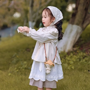 Sac bandoulière champignon au crochet avec chemise à volants et jupe en dentelle