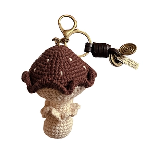Porte-clés champignon fait main au crochet avec pois blancs et pendentifs en métal