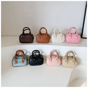 Sammlung von Mini-Bowling-Handtaschen in acht Farben auf einem weißen Displayständer