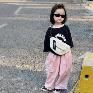 Sac de poitrine pour enfants en toile blanc cassé avec imprimé lettre et sangle noire