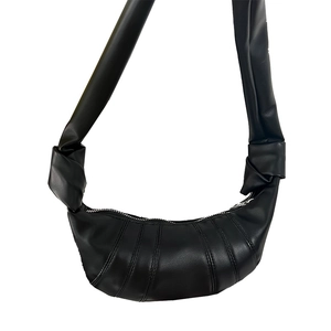 Minimalistische schwarze Croissant-Tasche für Kinder mit Knotendetail am Gurt