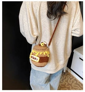 Détail d'un sac bandoulière fait main au crochet en forme de pot de miel sur modèle